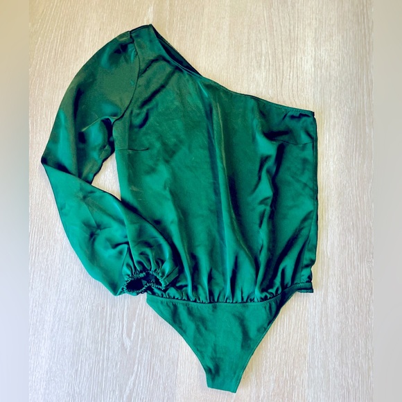 Abercrombie Sexy Emerald Green Satin One Shoulder Bodysuit Size Small - Picture 2 of 7